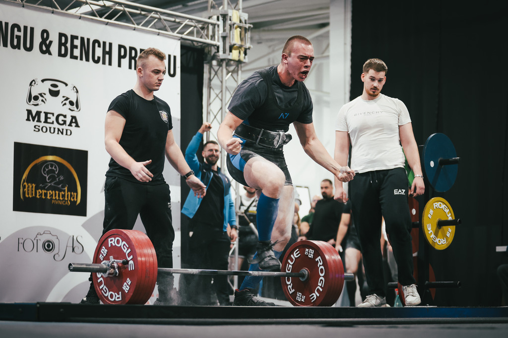 Clan powerlifting kluba Galacticos radi mrtvo dizanje na natjecanju