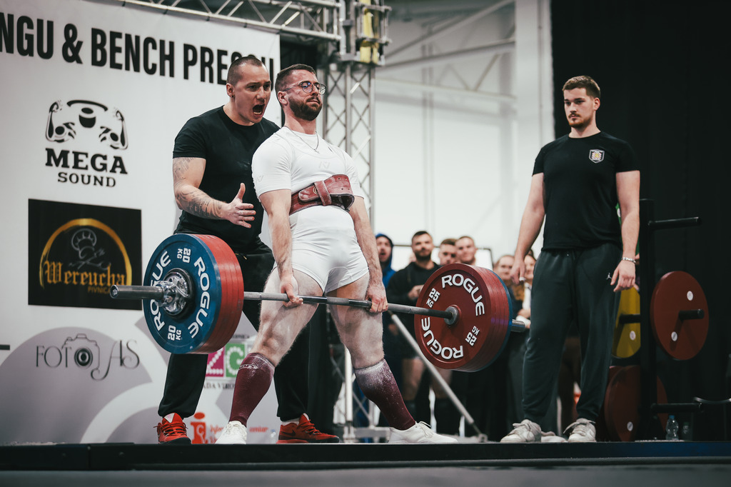 Clan powerlifting kluba Galacticos radi mrtvo dizanje na natjecanju