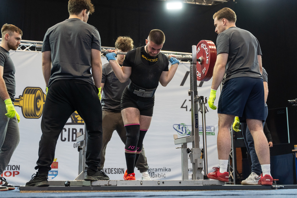 Powerlifting natjecanje cucanj