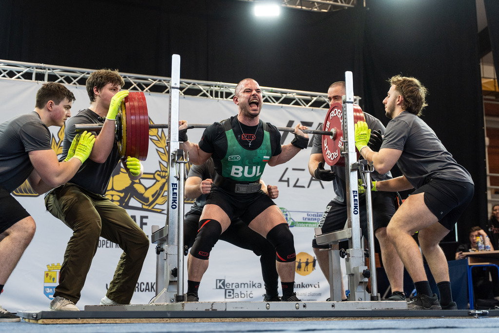 Powerlifting natjecatelj Emil Krastev cucanj